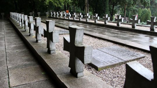 Cmentarz wojenny miejscem alkoholowych schadzek. Zamiast kamery, strażnik miejski 