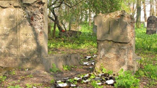 Cmentarz żydowski w Chełmie pełny pustych butelek po piwie