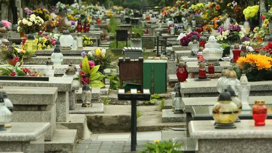 Cmentarze w Lublinie. Na jednym kolumbarium, na drugim nowe alejki