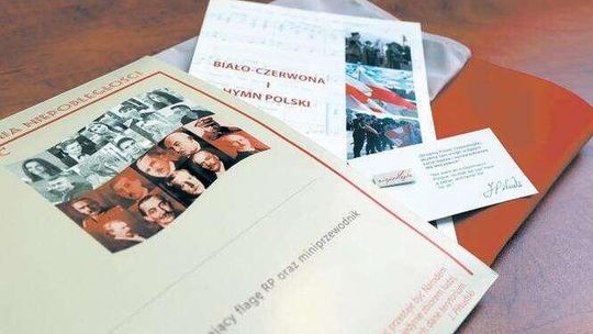 Co 18-latkowie dostaną razem z pierwszym paszportem? Akcja MSWiA