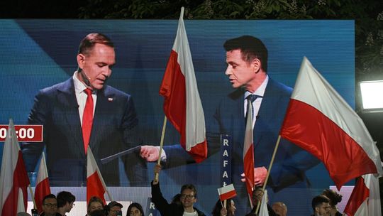 Co było w kopercie dla Nawrockiego? Trzaskowski wyjaśnia