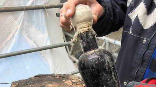 Co chciał powiedzieć tajemniczy piwosz? Zagadka butelki z dachu kościoła do rozwiązania