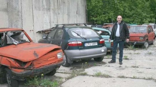 Co dalej z wrakami na działce? Zarząd powiatu: potrzebujemy dokumentacji
