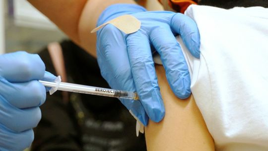 Co dziesiąte dziecko nie jest zaszczepione. "Po to jest medycyna, żeby ufać specjalistom, a nie znachorom"