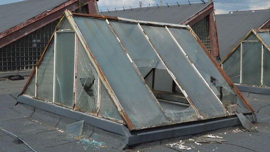 Co im strzeliło do głowy? Trzech nastolatków wytłukło 150 szyb