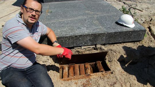 Co kryją tuby wykopane spod pomnika?