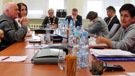 Co mają i ile zarobili radni gminy Puławy. Opublikowano oświadczenia majątkowe