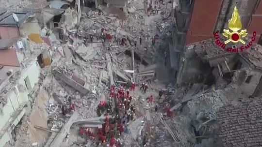 Co najmniej 120 osób zginęło w trzęsieniu ziemi we Włoszech. Zdjęcia z drona