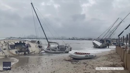 Co najmniej dziewięć osób zginęło po przejściu sztormu Gloria w Hiszpanii. Fale wyrzuciły łodzie na brzeg