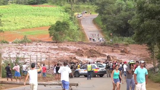 Co najmniej siedem osób zginęło, a 150 uważa się za zaginione po pęknięciu tamy w Brazylii [wideo]