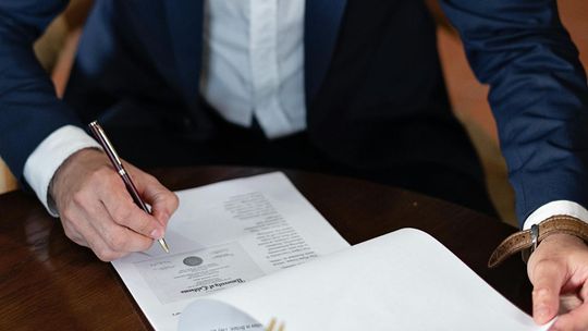Co należy do obowiązków notariusza? Zakres kompetencji, o którym warto wiedzieć!