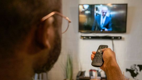 Co oglądamy w telewizji? Popularne formaty programów i dlaczego nadal nas przyciągają
