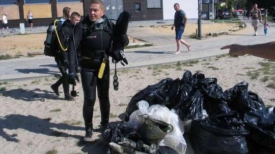 Co pływa w jeziorze Białym? Nurkowie wydobyli górę śmieci