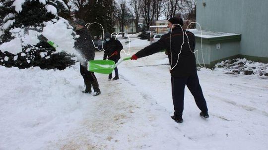 Co robi Śnieżny Anioł? Odśnieża sąsiadom