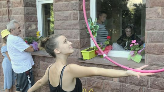 Co robi sztukmistrz i strażak pod oknem szpitala dziecięcego w Lublinie?