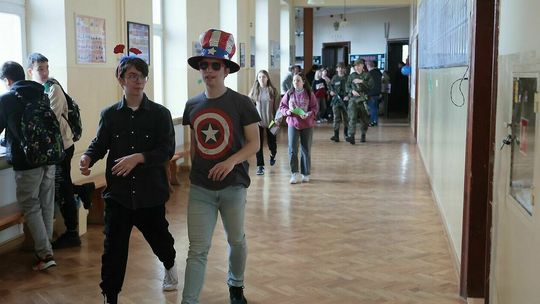 Co robił mnich w XXI LO  w Lublinie i czemu coś ucieka z sali chemicznej? Zdjęcia