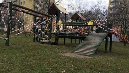 Co się dzieje na "zielonym placu zabaw"? Urządzenia oklejone taśmą