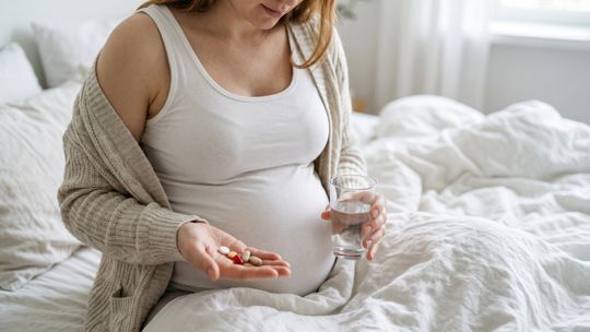 Co suplementować w ciąży, a na co uważać?