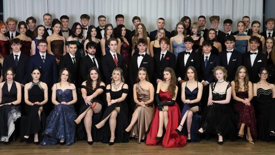 Co tam sinusy i cosinusy... Uczniowie Zamoya na razie bawią się na studniówce