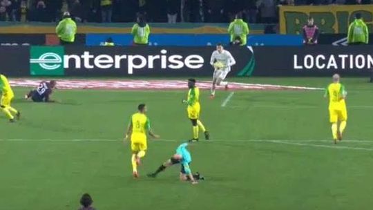 Co ten sędzia zrobił? Zawodnik Nantes był mocno zdziwiony [wideo]