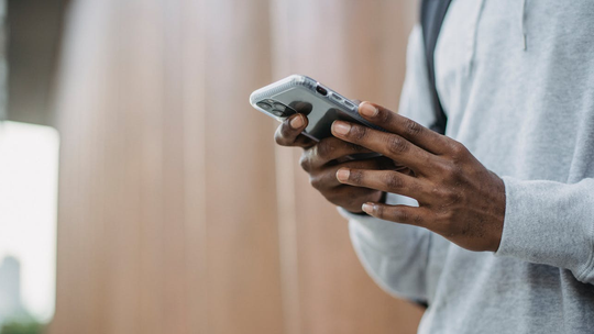 Co to jest SIM swapping i jak może zagrozić Twoim danym?