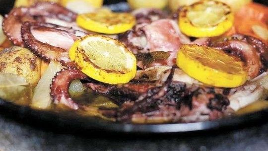 Co w restauracjach: Hobotnica ispod peke