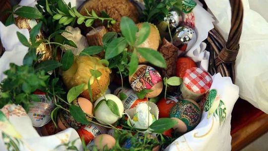 Co włożyć do koszyczka wielkanocnego? Święconka - symbolika pokarmów
