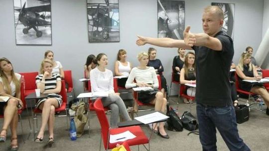 Co zrobić, gdy pasażer pali? W Świdniku szkolą stewardessy i stewardów