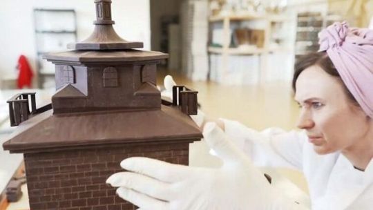 Co zrobić z 15 kg czekolady? Ta cukiernia wyrzeźbiła zabytek Lublina