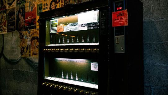 Co zyskasz z automatem wydającym BHP? Oszczędność, kontrola i porządek w firmie!