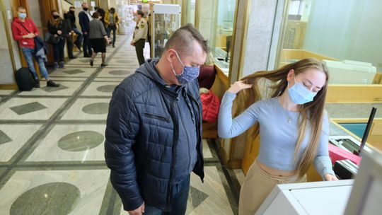 Codziennie w NBP w Lublinie ogromna kolejka. Sami bankowcy także zaskoczeni