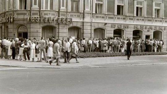 Codzienność w PRL: kolejki, brud i alkohol. W Kraśniku istniało 30 melin