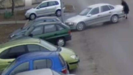 Cofając autem potrąciła starszą kobietę. 92-latka dostała się między koła