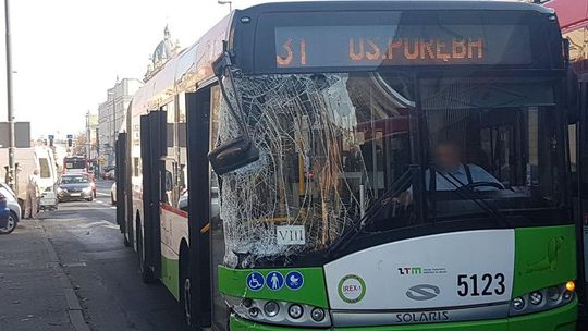 Cofając uderzył w autobus na Krakowskim Przedmieściu w Lublinie