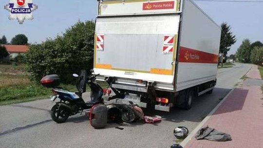 Cofał ciężarówką, staranował dwa skutery