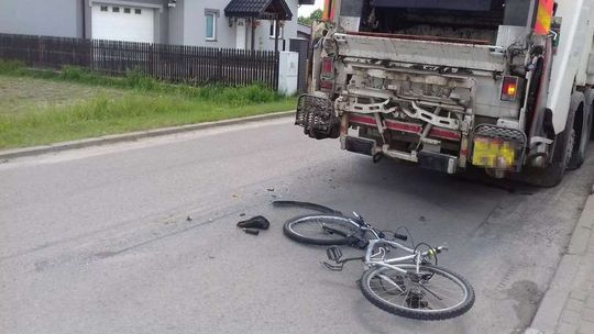 Cofał śmieciarką, potrącił rowerzystkę 