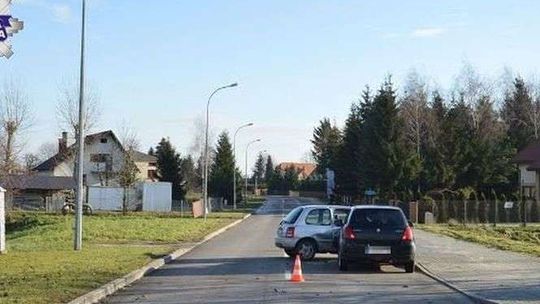 Cofała nissanem, uderzyła w inne auto. 2-letnie dziecko w szpitalu