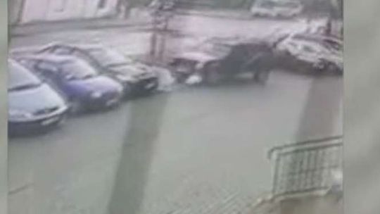 Cofanie 82-latka: Uderzył w BMW, wjechał w rowerzystki (wideo)