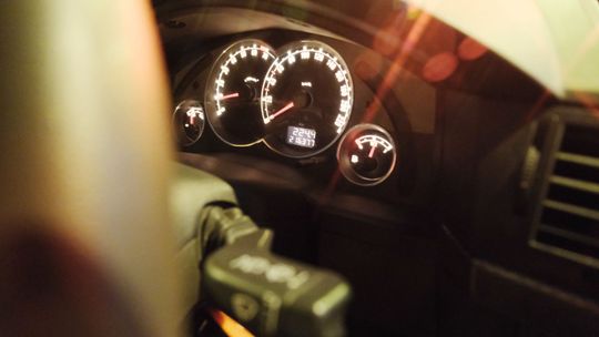 Cofanie liczników w samochodach na celowniku. "Nie do wiary, co robi policja skarbowa na granicy"