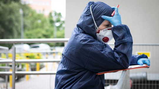 Coraz bliżej narodowej kwarantanny. Ponad 27 tys. nowych chorych i blisko 450 zgonów