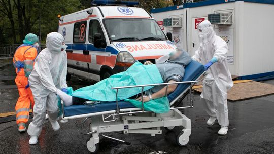 "Coraz częściej karetki jeżdżą między szpitalami, które odmawiają przyjęcia". Rozmowa z ratownikiem medycznym z Lublina