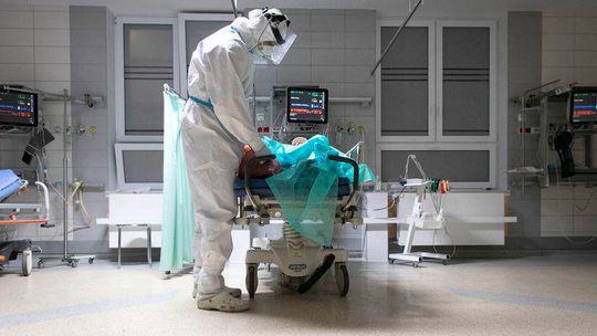 Coraz młodsi i otyli. Są pacjentami na oddziałach covidowych 