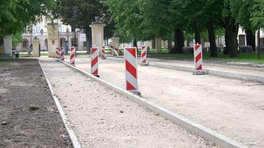 Coraz mniej miejsc parkingowych w Puławach. Znika parking przy Pałacu Czartoryskich