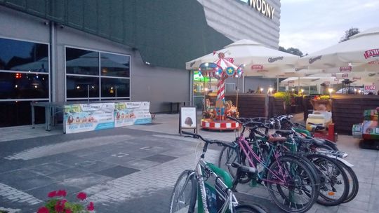 Coraz więcej chełmian przyjeżdża do parku wodnego rowerem. A stojaków brakuje