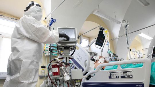 Coraz więcej chorych, coraz więcej łóżek zajętych. Lekarz z Lublina mówi o swojej pracy