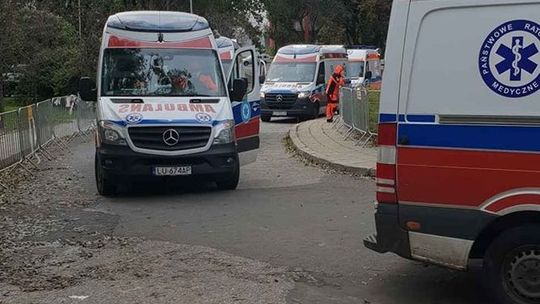 Coraz więcej chorych. Przed szpitalem w Lublinie kolejka karetek