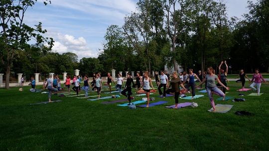 Coraz więcej jogi w parku Radziwiłłowskim w Białej Podlaskiej