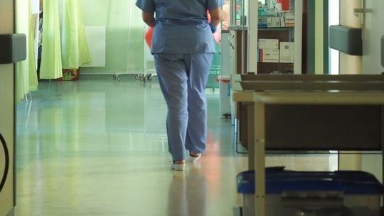 Coraz więcej osób choruje na grypę. Kolejne szpitale ograniczają lub zakazują odwiedzin