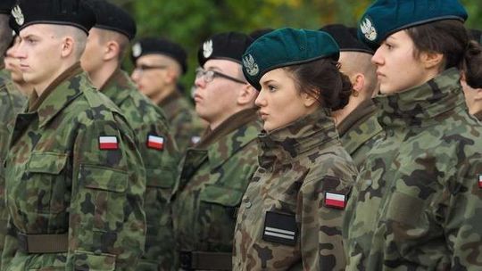 Coraz więcej uczniów chce się uczyć w mundurze. Już cztery klasy w każdym roczniku