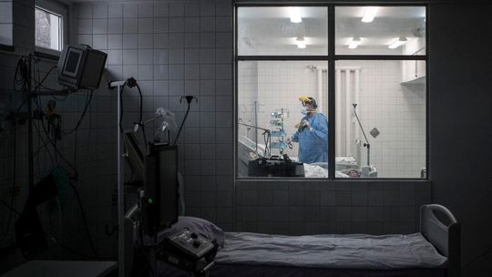 Coraz więcej zajętych łóżek dla pacjentów z COVID-19, ale ponad 10,4 tys. nadal jest wolnych